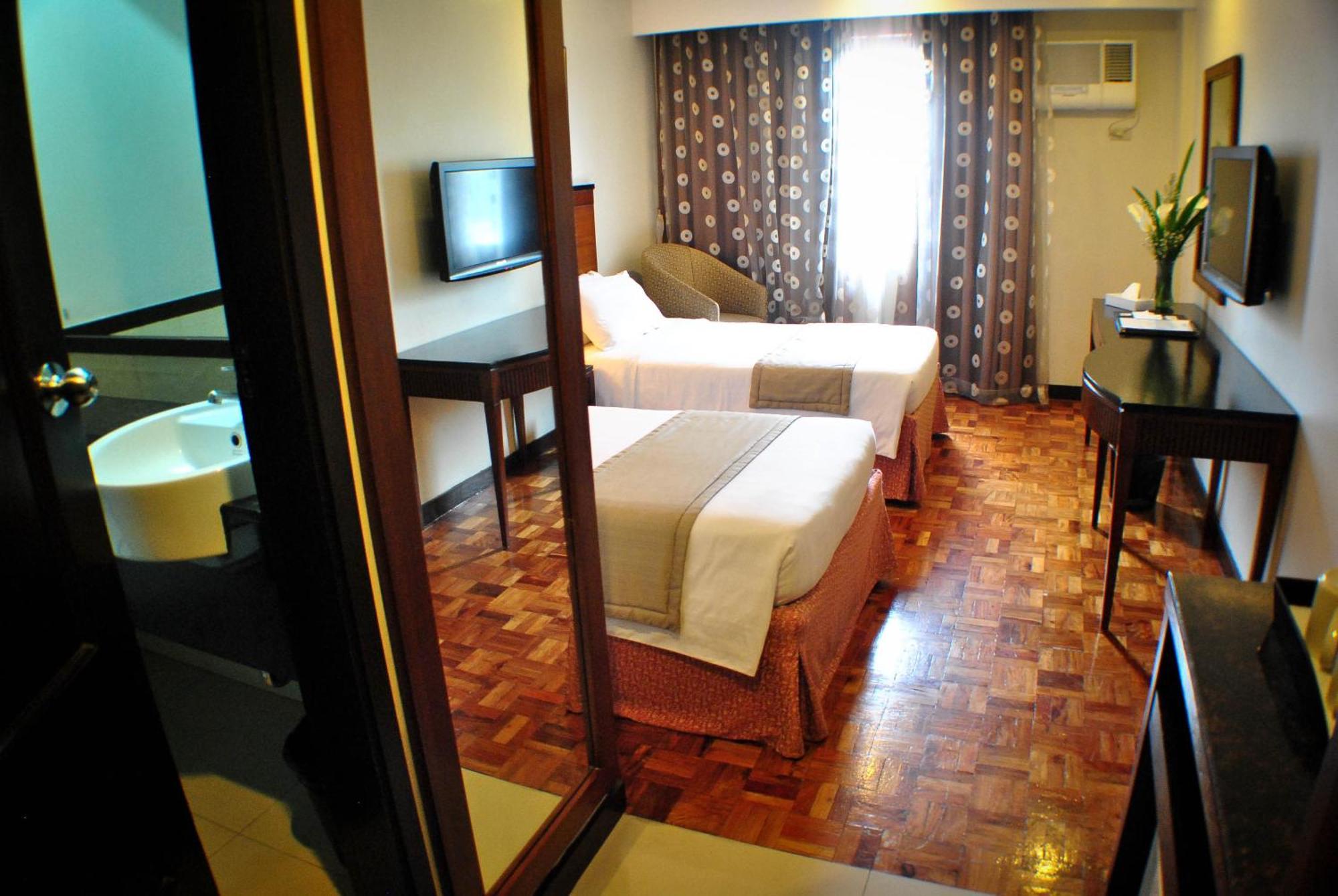 Fersal Hotel Neptune Makati Makati City Exterior foto